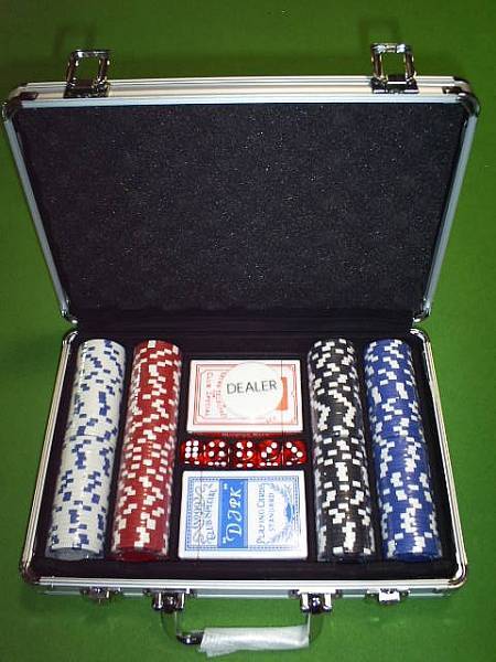 מזוודת פוקר מקצועית הכוללת 200 ג'יטונים