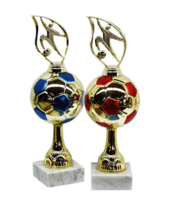 פסלון כדורגלן על כדורגל