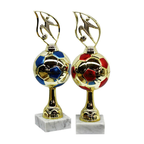 פסלון כדורגלן על כדורגל