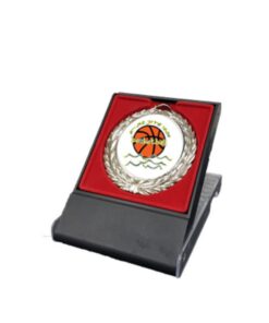 מדליה כדורסל במעמד כחול/אדום