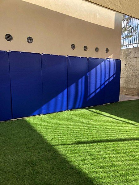 ריפוד הגנה לקיר באולם כדורסל